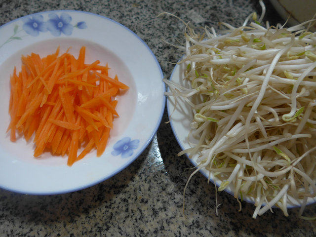 胡萝卜炒绿豆芽步骤1