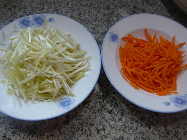 胡萝卜炒韭菜芽步骤1