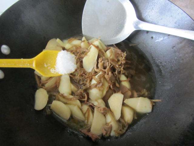 明油笋干菜煮茭白步骤10