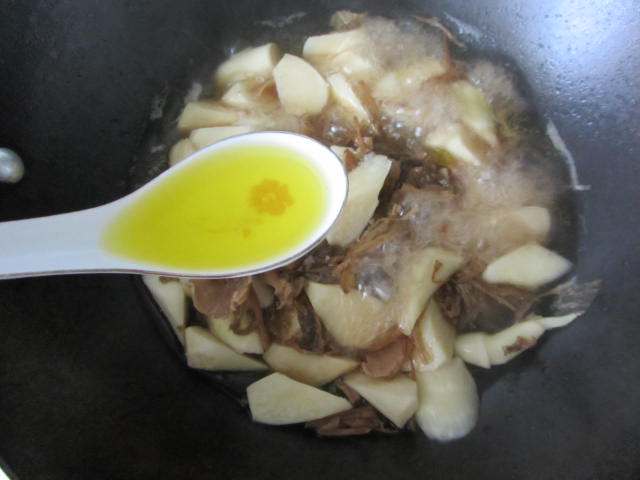 明油笋干菜煮茭白步骤9