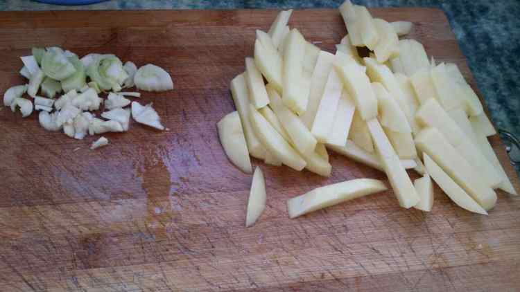 土豆烩豆角步骤2