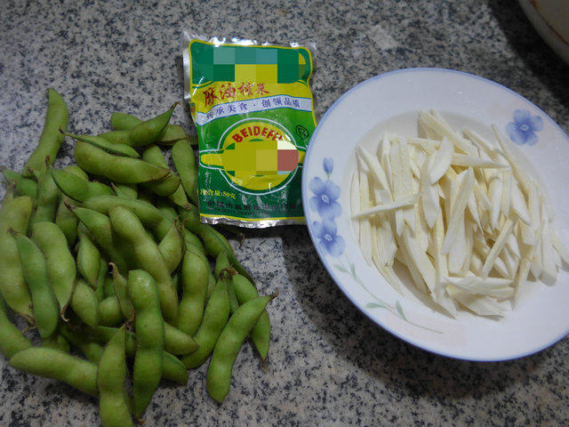 榨菜丝茭白炒毛豆步骤1