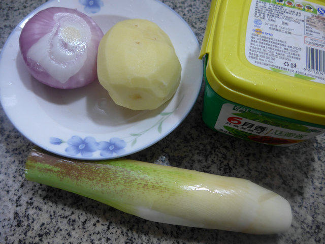 洋葱茭白炒土豆步骤1