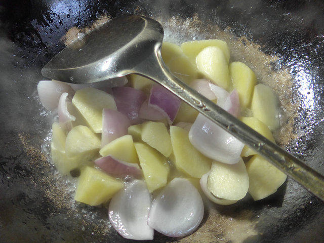 洋葱茭白炒土豆步骤9