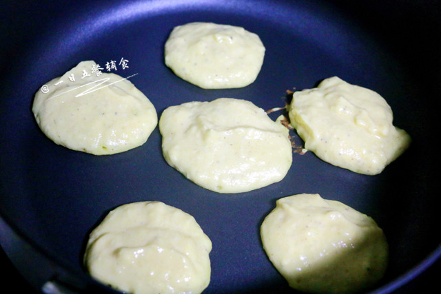 南瓜莲子薏米牛奶饼步骤8