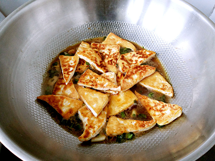 蚬子肉煎焖豆腐步骤11