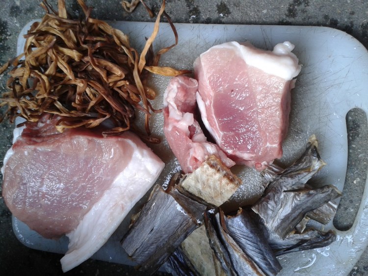 黄花菜猪肉炖鳗鱼干步骤1