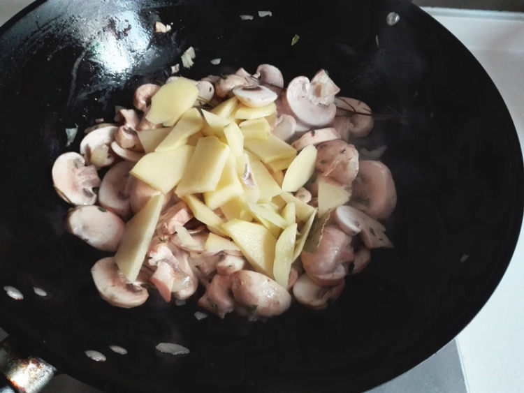 奶油蘑菇浓汤步骤5
