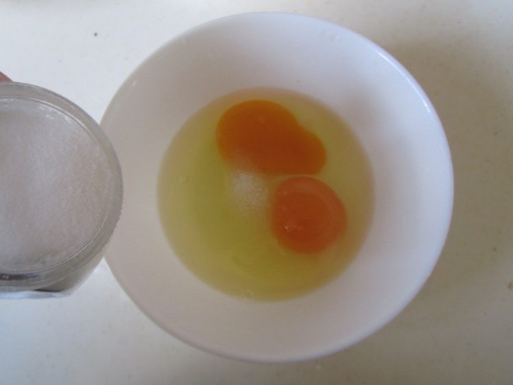 银鱼菌菇鸡蛋汤步骤2