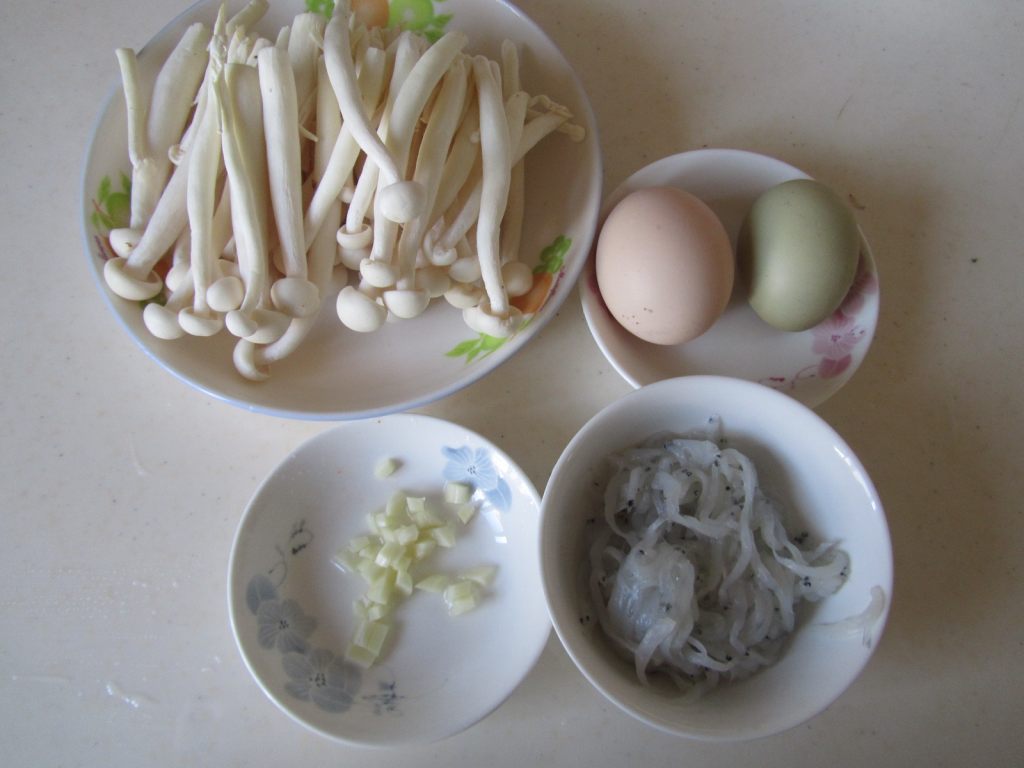 银鱼菌菇鸡蛋汤步骤1
