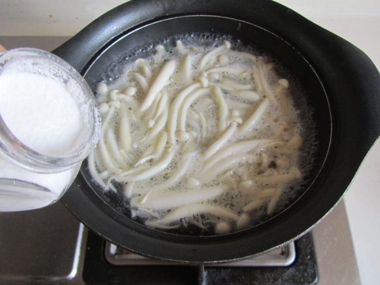 银鱼菌菇鸡蛋汤步骤7