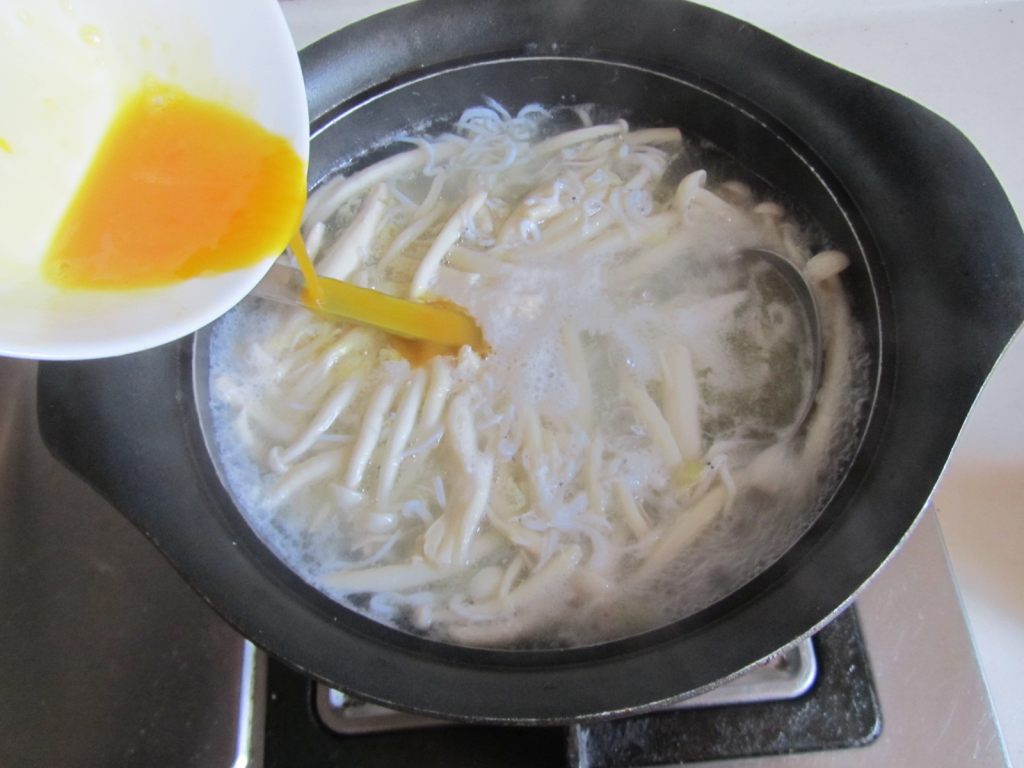 银鱼菌菇鸡蛋汤步骤8