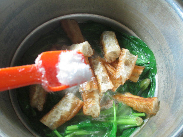 油条菠菜排骨汤步骤10