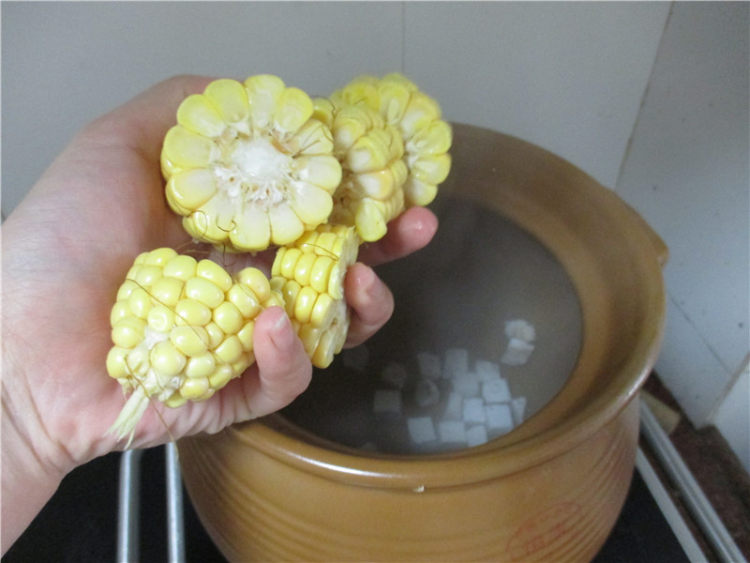 玉米淮山茯苓汤步骤5