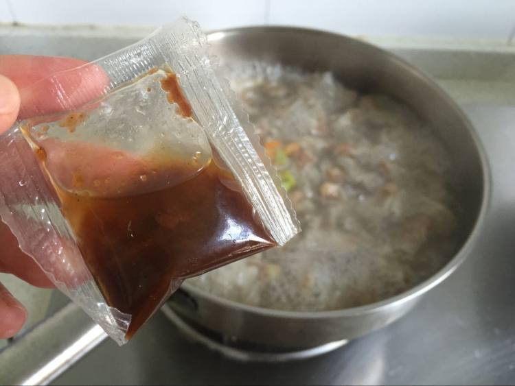 沙茶肉燕汤面步骤3