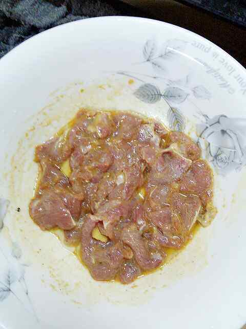 海鲜菇豆苗肉片汤步骤2