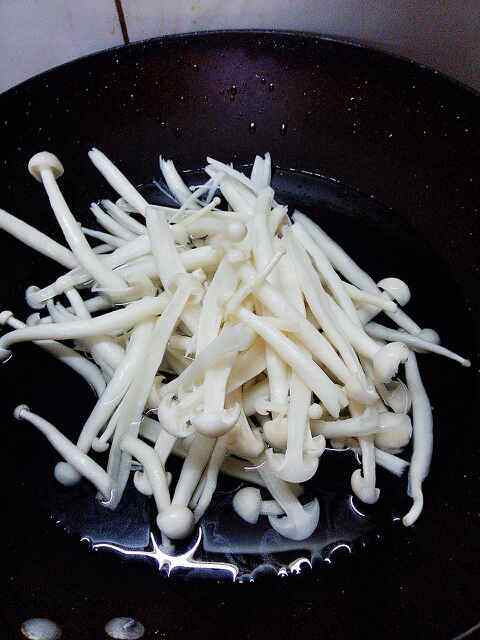海鲜菇豆苗肉片汤步骤3