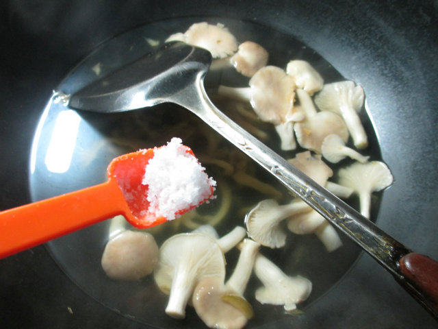 榨菜丝秀珍菇蛋花汤步骤5