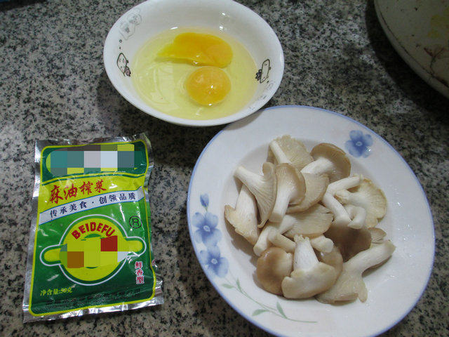 榨菜丝秀珍菇蛋花汤步骤1