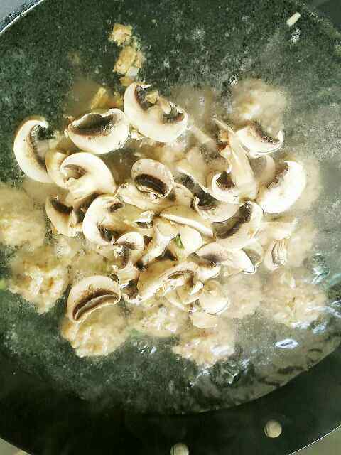 蘑菇肉圆汤步骤7