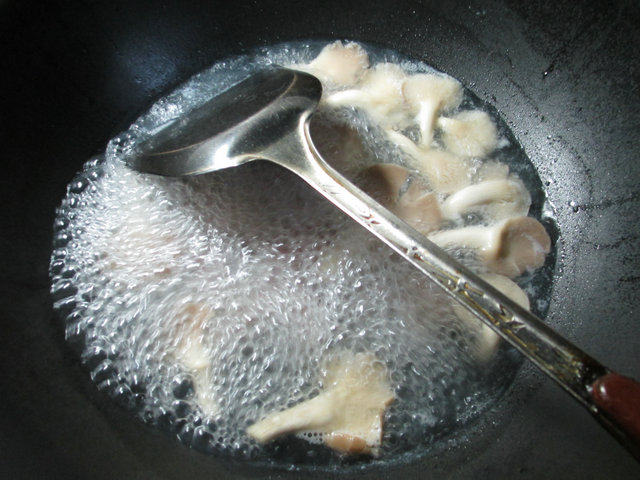 咸肉秀珍菇蛏子汤步骤6