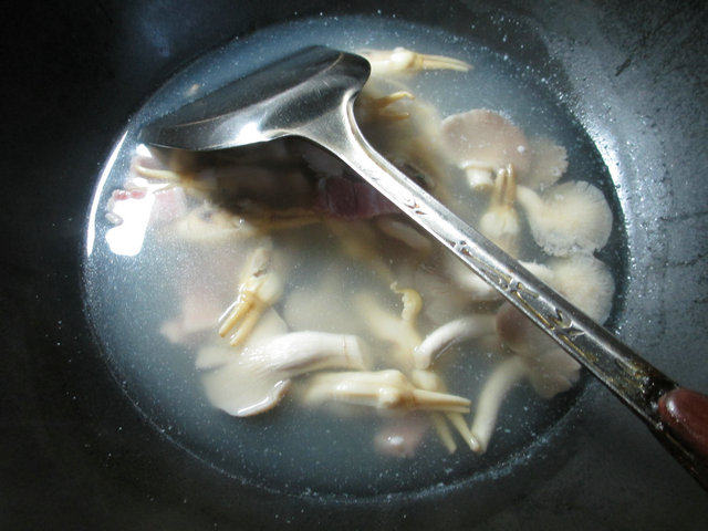 咸肉秀珍菇蛏子汤步骤7