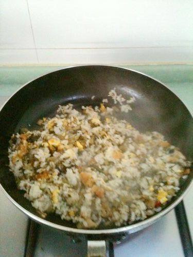 酸菜鸡蛋炒饭步骤5