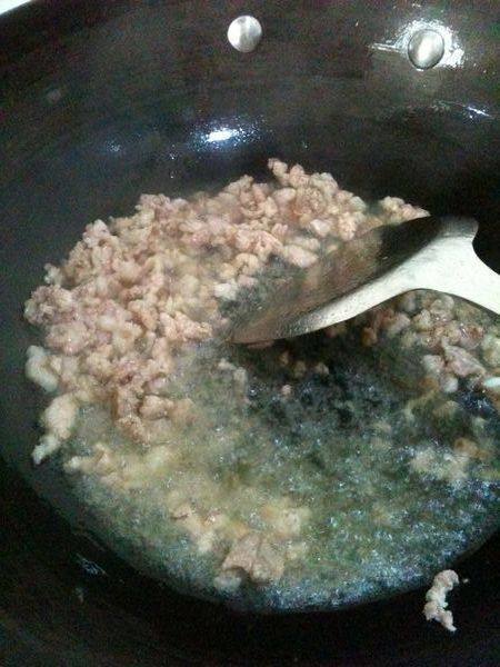 酸菜肉沫炒饭步骤3