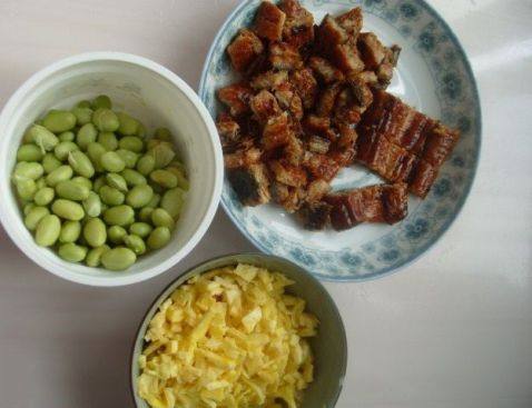 青豆鱼香炒饭步骤3