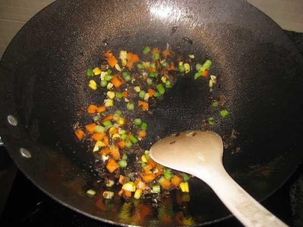 木耳玉米青菜粒红萝炒步骤2