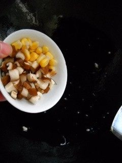 鲜蘑玉米饭步骤1