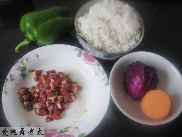 杂蔬酱肉丁炒饭步骤1