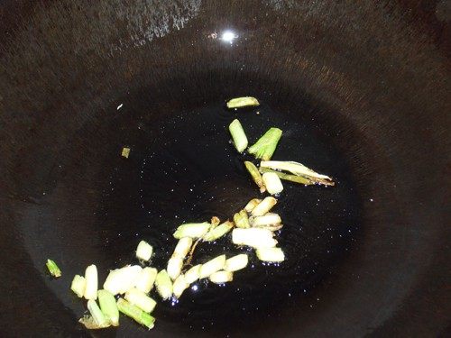 快手餐——葱香酱油炒步骤3
