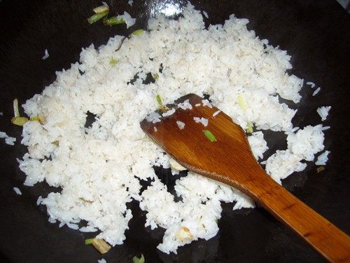 快手餐——葱香酱油炒步骤4