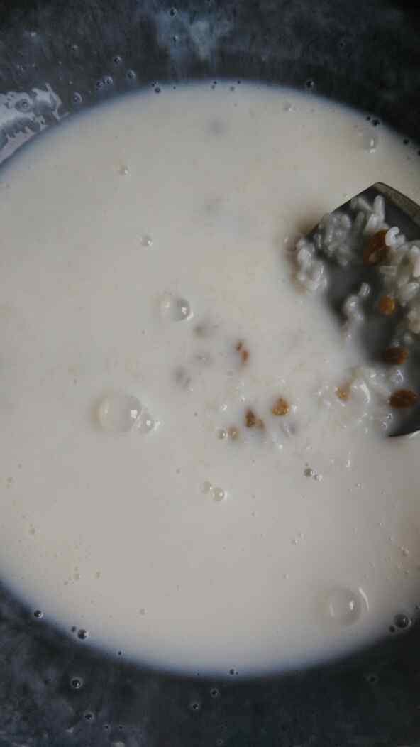 牛奶葡萄干米粥步骤6