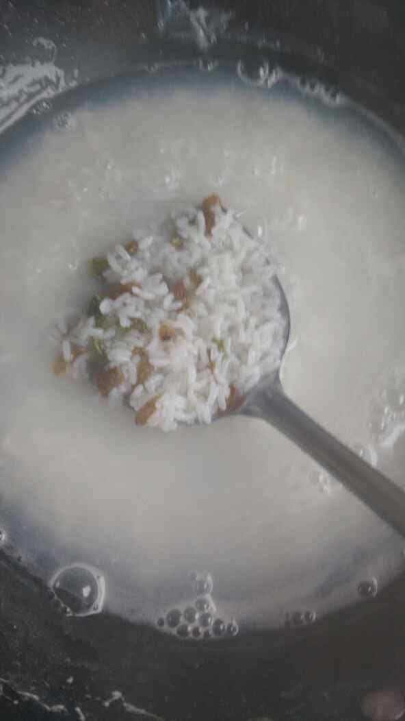 牛奶葡萄干米粥步骤4