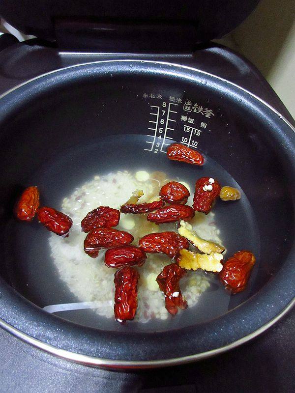 红枣薏米桂圆粥步骤3