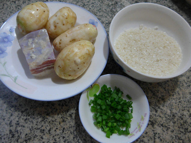 咸肉香芋大米粥步骤1