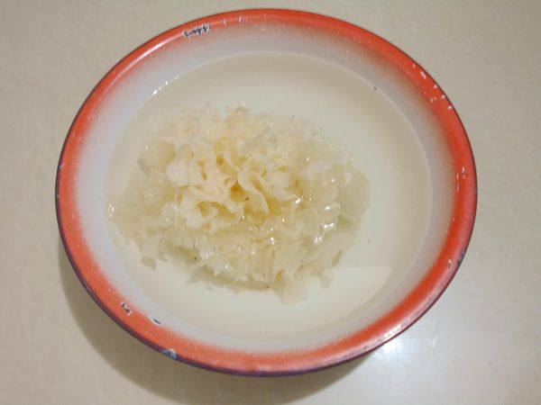 银耳百合粳米粥步骤1