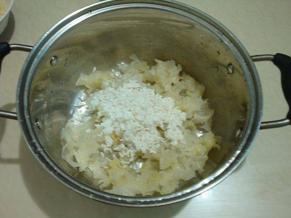 银耳百合粳米粥步骤5