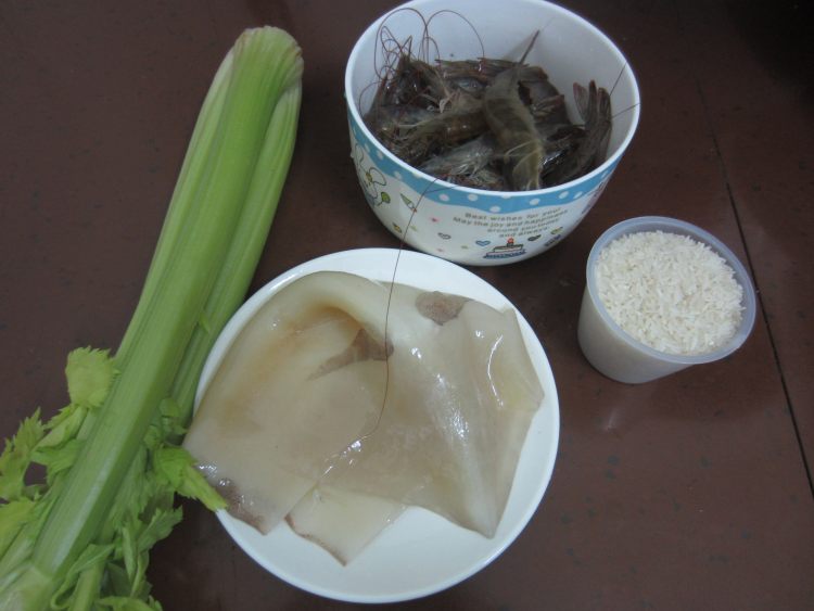 芹菜海鲜砂锅粥步骤1