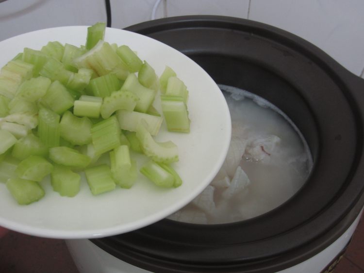 芹菜海鲜砂锅粥步骤9