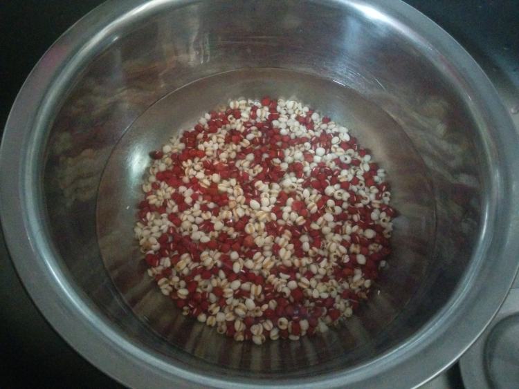 红豆薏米养生汤步骤1