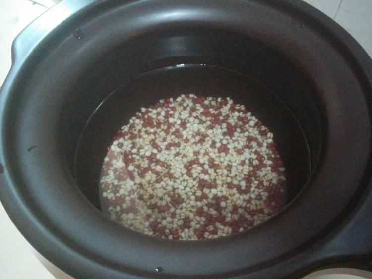 红豆薏米养生汤步骤2