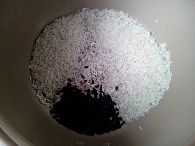 香浓黑米粥步骤1