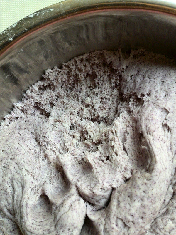 紫米青椒肉丁包子步骤1