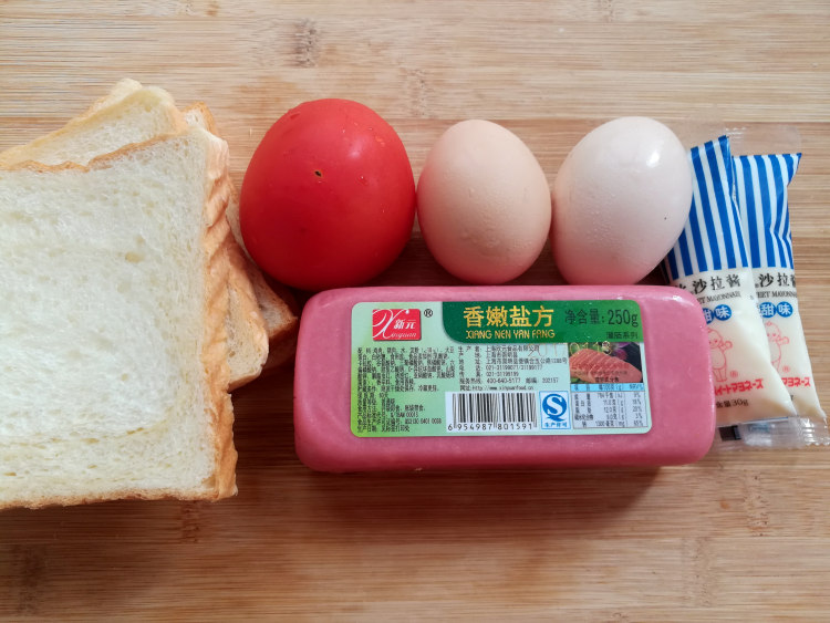 番茄鸡蛋三明治步骤1