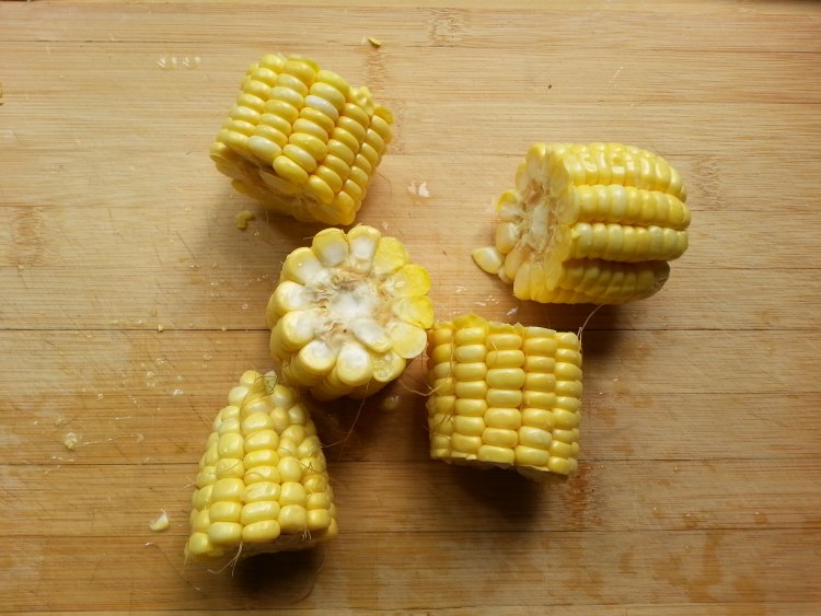 玉米鹌鹑滋补汤步骤3