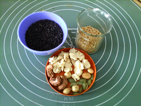 坚果燕麦黑米糊步骤1