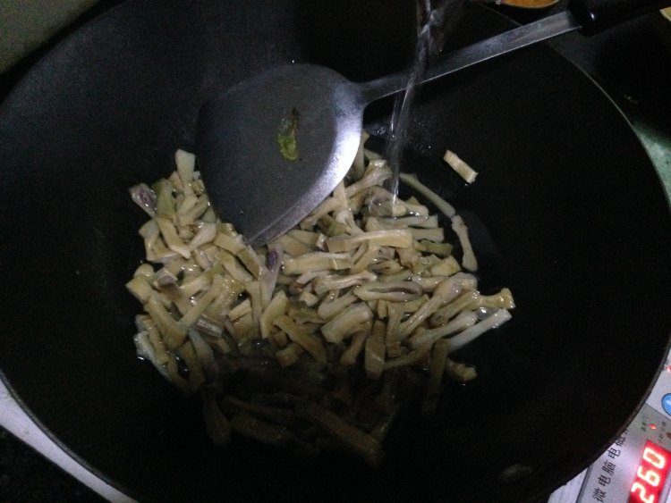 剁椒炒刀豆干步骤3